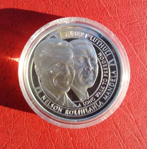 SILVER 1 OUNCE MANDELA/RIVONIA MEDALLION WITH GOLD PLATING. PROOF SEALED IN PLASTIC.