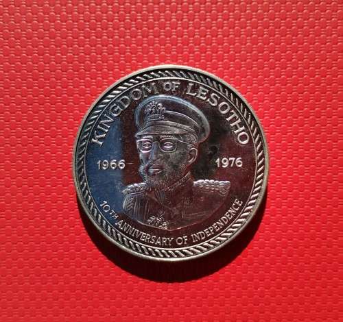 UNCIRCULATED 1976 LESOTHO STERLING SILVER 10 MALOTI COIN. WEIGHT: 25.18 GRAMS.
