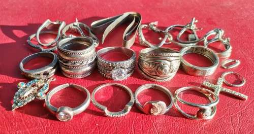 61.10 GRAMS OF SCRAP STERLING SILVER (925) IN JEWELLERY.