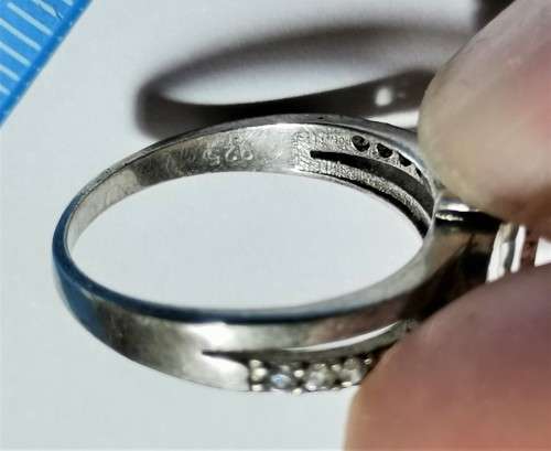 BEAUTIFUL LADIES 925 SILVER RING WITH CLEAR STONE . WEIGHT: 2.94 GRAMS.