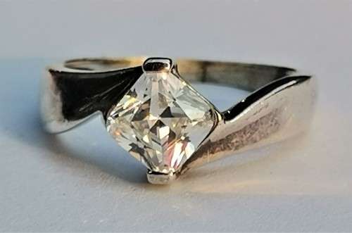 900 SILVER RING WITH CLEAR ZIRCONIA STONE. WEIGHT: 2.61 GRAMS.