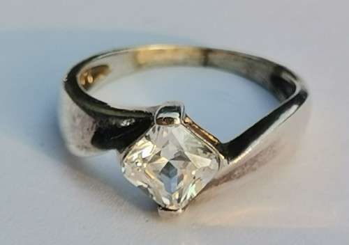 900 SILVER RING WITH CLEAR ZIRCONIA STONE. WEIGHT: 2.61 GRAMS.