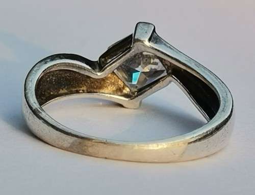 900 SILVER RING WITH CLEAR ZIRCONIA STONE. WEIGHT: 2.61 GRAMS.