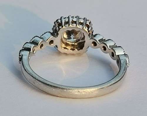 925 SILVER CHETE RING WITH CLEAR STONE. WEIGHT: 2.09 GRAMS.