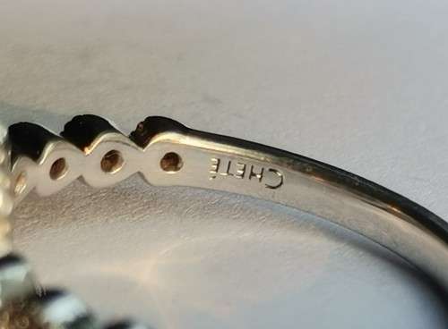 925 SILVER CHETE RING WITH CLEAR STONE. WEIGHT: 2.09 GRAMS.