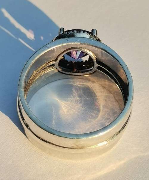 925 SILVER RING WITH PURPLE STONE. WEIGHT: 6.96 GRAMS.