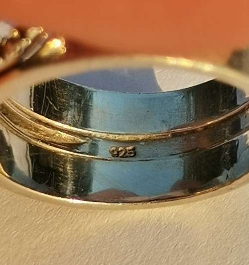925 SILVER RING WITH PURPLE STONE. WEIGHT: 6.96 GRAMS.