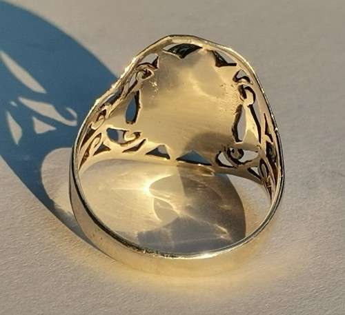 925 SILVER OPENWORK RING WITH WHITE SHELL INLAY. WEIGHT: 3.58 GRAMS.