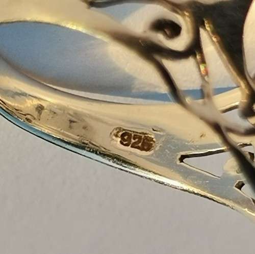 925 SILVER OPENWORK RING WITH WHITE SHELL INLAY. WEIGHT: 3.58 GRAMS.