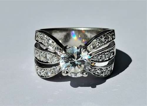 BEAUTIFUL BIG SILVER RING WITH CLEAR MAIN STONE. WEIGHT: 9.82 GRAMS.