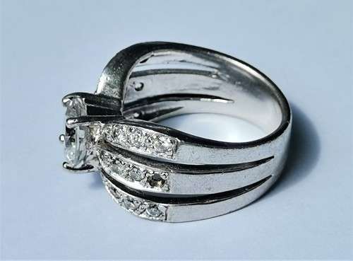 BEAUTIFUL BIG SILVER RING WITH CLEAR MAIN STONE. WEIGHT: 9.82 GRAMS.