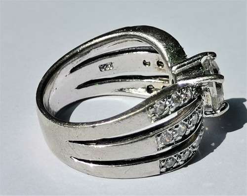BEAUTIFUL BIG SILVER RING WITH CLEAR MAIN STONE. WEIGHT: 9.82 GRAMS.
