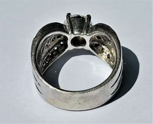 BEAUTIFUL BIG SILVER RING WITH CLEAR MAIN STONE. WEIGHT: 9.82 GRAMS.