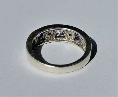 SILVER RING WITH 3 X PURPLE STONES. WEIGHT: 4.52 GRAMS.