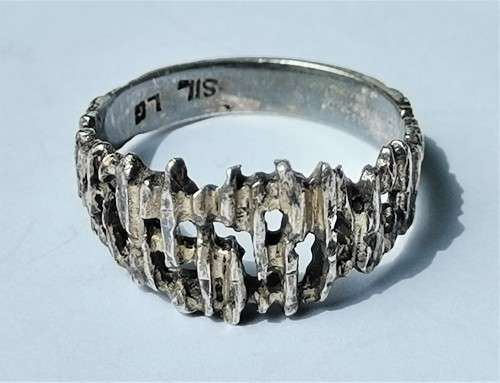 SILVER RING WITH BROKEN DESIGN. WEIGHT: 2.52 GRAMS.