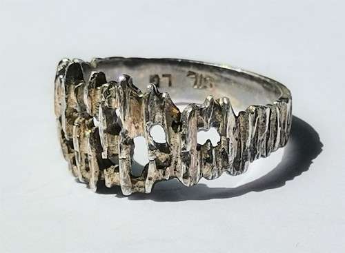 SILVER RING WITH BROKEN DESIGN. WEIGHT: 2.52 GRAMS.