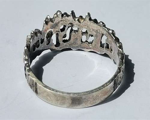 SILVER RING WITH BROKEN DESIGN. WEIGHT: 2.52 GRAMS.