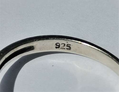 BEAUTIFUL SILVER RING WITH CLEAR MAIN STONE AND TWO BLUE STONES. WEIGHT: 2.5 GRAMS.