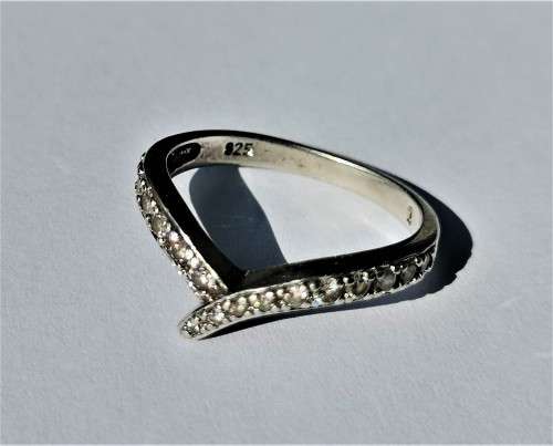 SMALL SILVER RING. WEIGHT: 2.12 GRAMS.