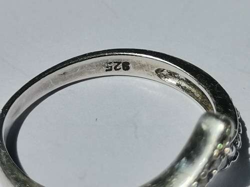 SMALL SILVER RING. WEIGHT: 2.12 GRAMS.