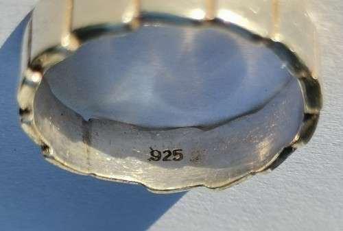 SILVER RING. WEIGHT: 3 GRAMS.