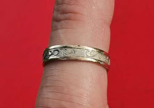 GOLD AND SILVER RING. WEIGHT: 2.53 GRAMS. STAMPED. PLEASE READ DESCRIPTION.