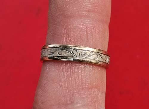GOLD AND SILVER RING. WEIGHT: 2.53 GRAMS. STAMPED. PLEASE READ DESCRIPTION.