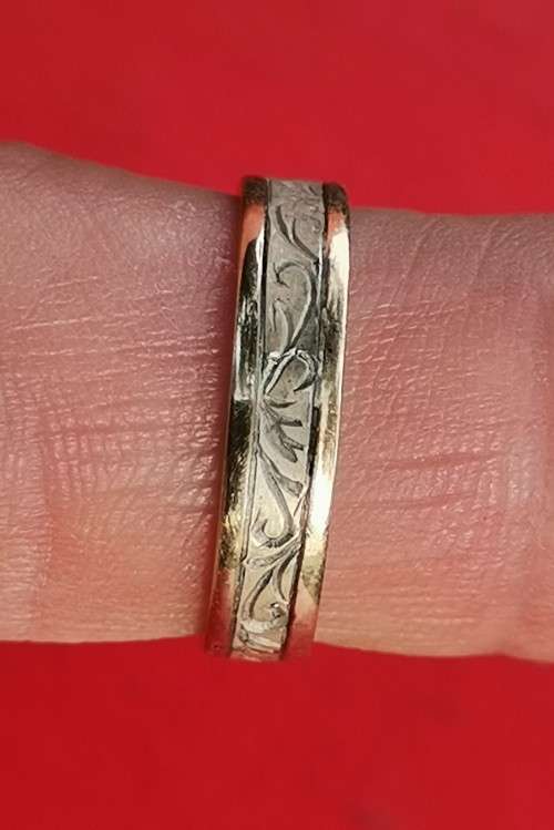 GOLD AND SILVER RING. WEIGHT: 2.53 GRAMS. STAMPED. PLEASE READ DESCRIPTION.