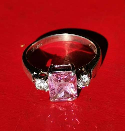 SILVER RING WITH PINK CZ STONE. WEIGHT: 3.29 GRAMS. STAMPED 925. 2ND HAND.