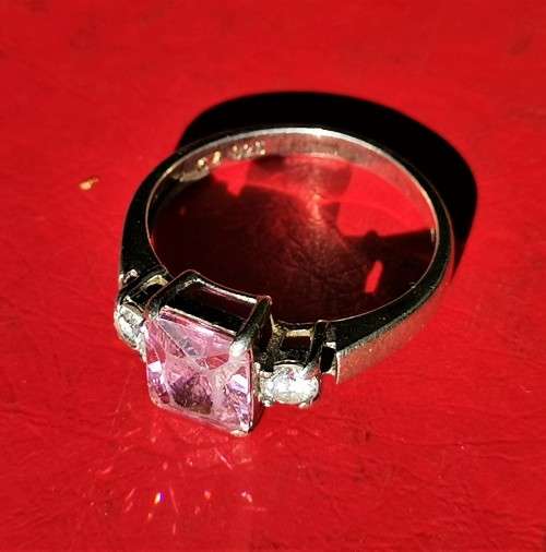 SILVER RING WITH PINK CZ STONE. WEIGHT: 3.29 GRAMS. STAMPED 925. 2ND HAND.