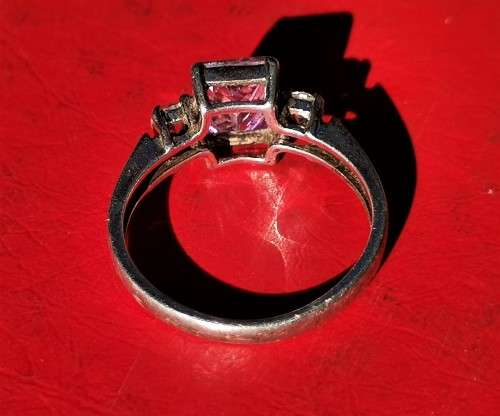 SILVER RING WITH PINK CZ STONE. WEIGHT: 3.29 GRAMS. STAMPED 925. 2ND HAND.
