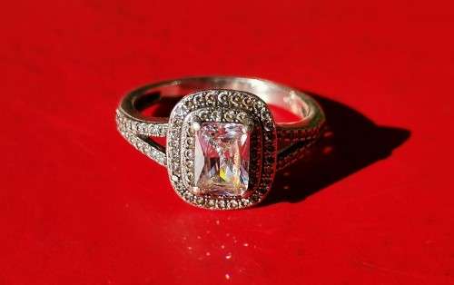 SILVER RING WITH RECTANGULAR CLEAR STONE. WEIGHT: 3.52 GRAMS. STAMPED 925. 2ND HAND.