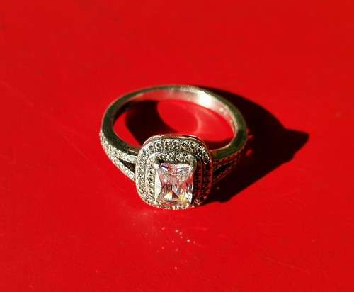 SILVER RING WITH RECTANGULAR CLEAR STONE. WEIGHT: 3.52 GRAMS. STAMPED 925. 2ND HAND.