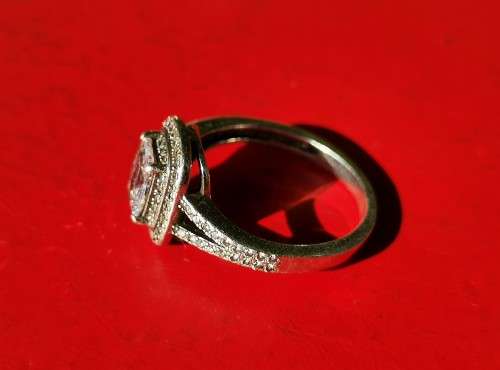 SILVER RING WITH RECTANGULAR CLEAR STONE. WEIGHT: 3.52 GRAMS. STAMPED 925. 2ND HAND.