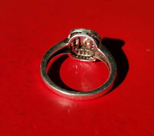 SILVER RING WITH RECTANGULAR CLEAR STONE. WEIGHT: 3.52 GRAMS. STAMPED 925. 2ND HAND.