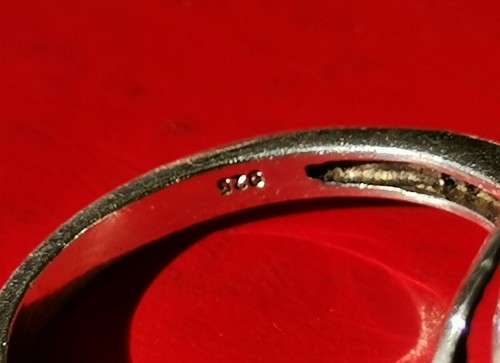 SILVER RING WITH RECTANGULAR CLEAR STONE. WEIGHT: 3.52 GRAMS. STAMPED 925. 2ND HAND.