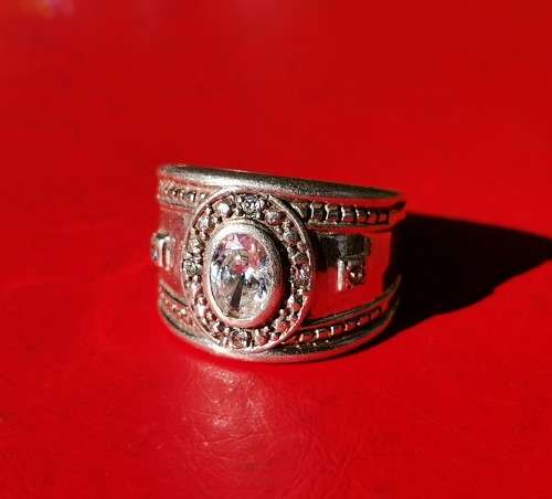 SILVER RING WITH ROUND CLEAR STONE. WEIGHT: 6.87 GRAMS. STAMPED 925. 2ND HAND.