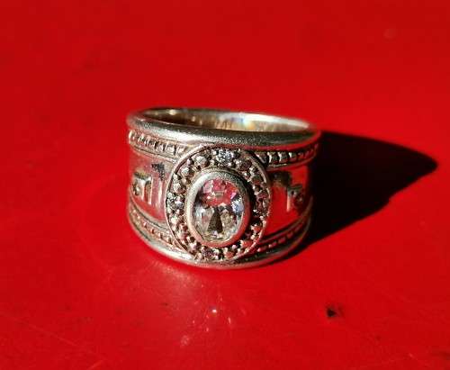 SILVER RING WITH ROUND CLEAR STONE. WEIGHT: 6.87 GRAMS. STAMPED 925. 2ND HAND.