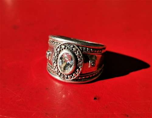 SILVER RING WITH ROUND CLEAR STONE. WEIGHT: 6.87 GRAMS. STAMPED 925. 2ND HAND.