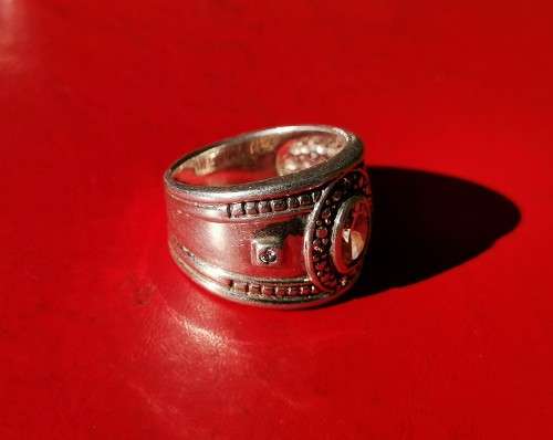 SILVER RING WITH ROUND CLEAR STONE. WEIGHT: 6.87 GRAMS. STAMPED 925. 2ND HAND.