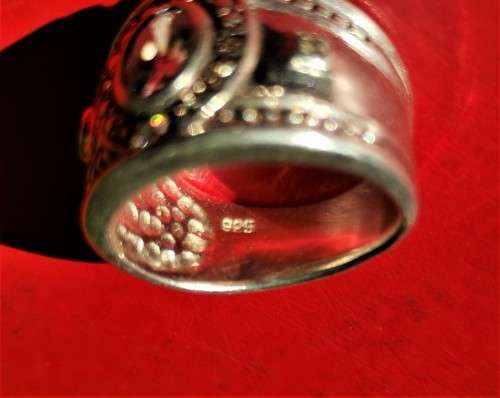 SILVER RING WITH ROUND CLEAR STONE. WEIGHT: 6.87 GRAMS. STAMPED 925. 2ND HAND.