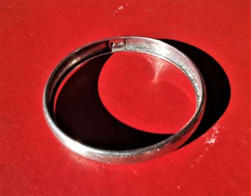 SILVER BANGLE. WEIGHT: 11.17 GRAMS. STAMPED 925. 2ND HAND.