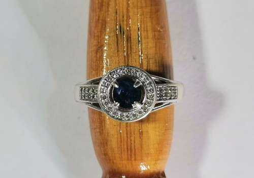 925 SILVER RING WITH BLUE STONE. WEIGHT: 3.23 GRAMS.