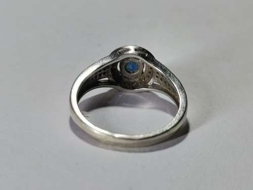 925 SILVER RING WITH BLUE STONE. WEIGHT: 3.23 GRAMS.