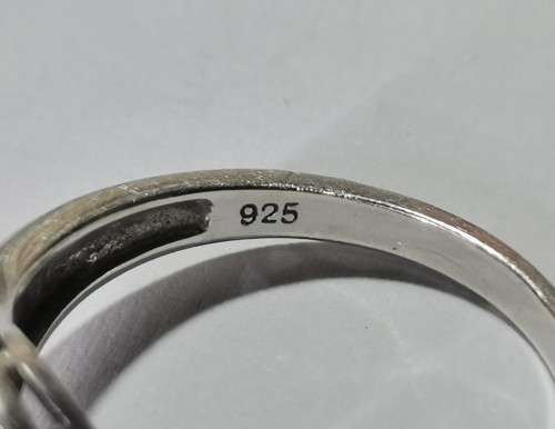 925 SILVER RING WITH BLUE STONE. WEIGHT: 3.23 GRAMS.