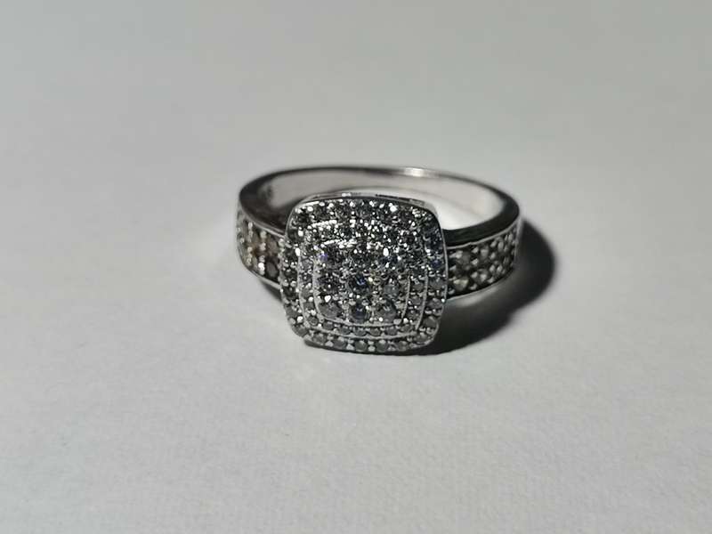 BEAUTIFUL SILVER 925 RING. WEIGHT: 4.16 GRAMS.  INSIDE DIAMETER: 18MM.
