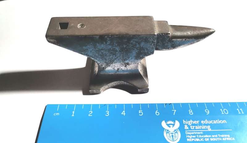 ANVIL / AAMBEELD. STEEL. WEIGHT: 254 GRAMS.
