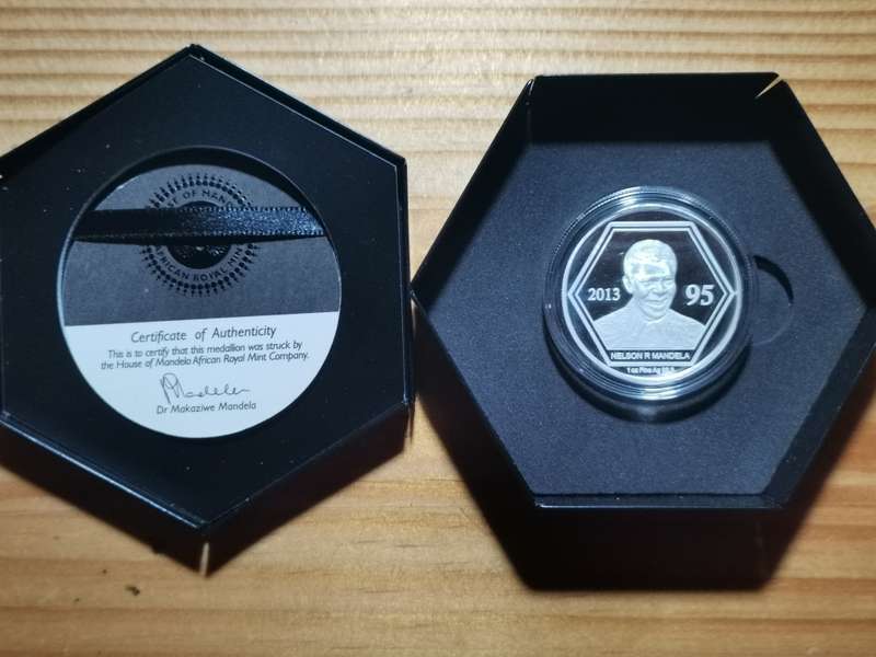 2013 MANDELA 1 0Z PURE SILVER MEDALLION. CERTIFICATE. 5000 MINTAGE.