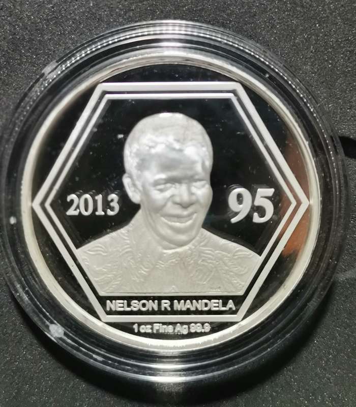 2013 MANDELA 1 0Z PURE SILVER MEDALLION. CERTIFICATE. 5000 MINTAGE.