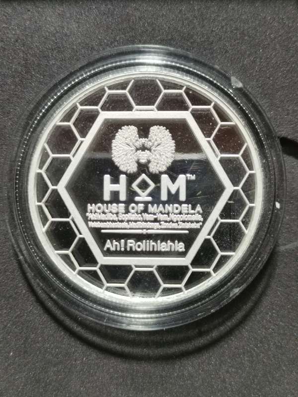 2013 MANDELA 1 0Z PURE SILVER MEDALLION. CERTIFICATE. 5000 MINTAGE.